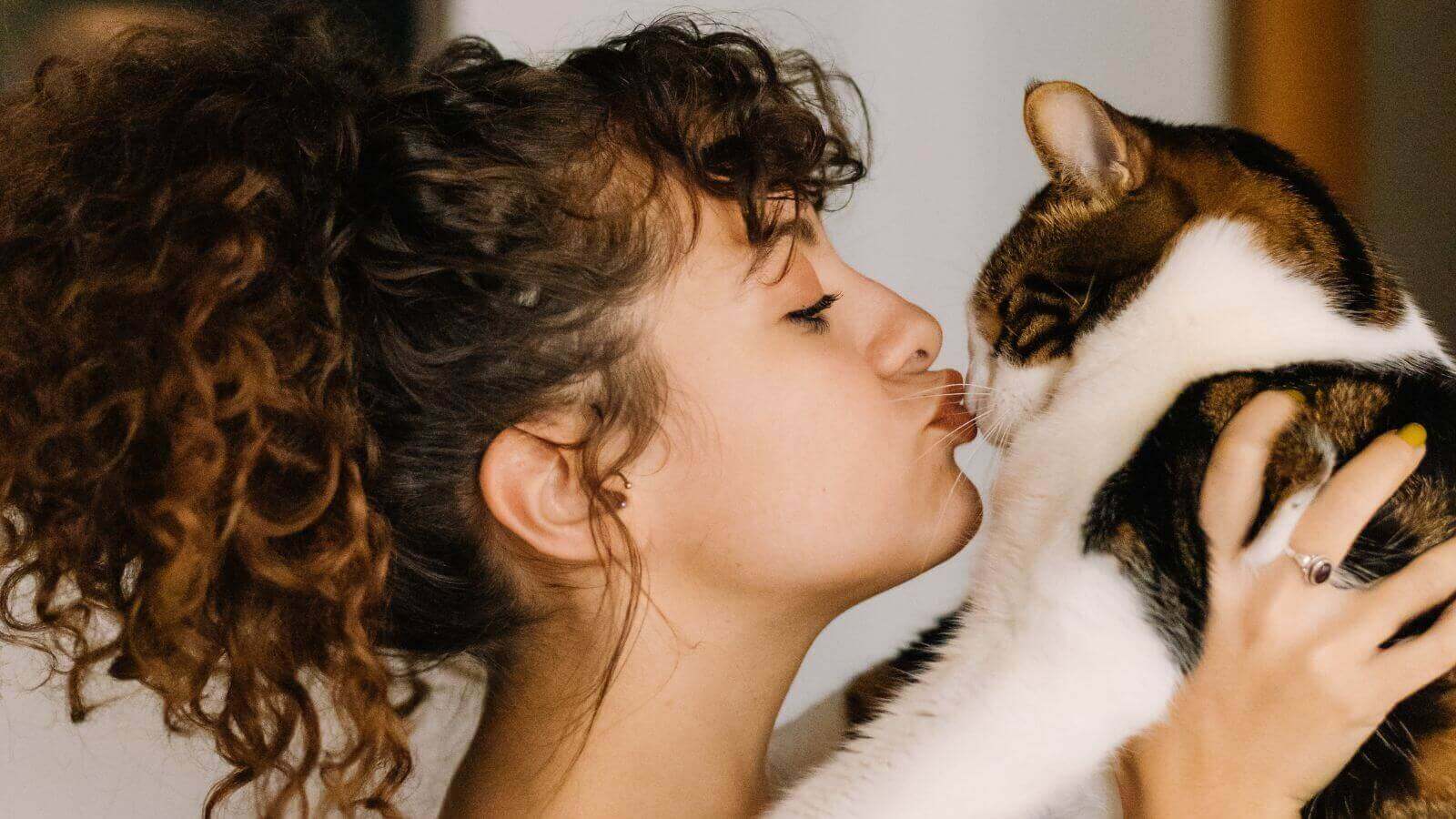 Mulher beijando gato